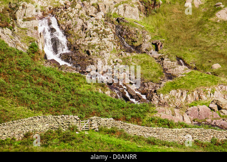 Wasserfall bei Dudderwick in der Nähe von Haweswater in der Seenplatte Cumbria. Stockfoto