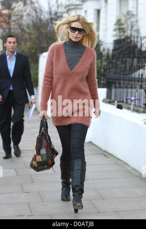 Claudia Schiffer kehrt heim nach der Einnahme von ihrem Sohn nach Schule London - 25.11.10 Stockfoto