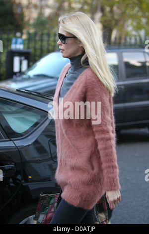 Claudia Schiffer kehrt heim nach der Einnahme von ihrem Sohn nach Schule London - 25.11.10 Stockfoto