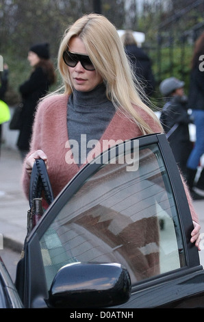 Claudia Schiffer kehrt heim nach der Einnahme von ihrem Sohn nach Schule London - 25.11.10 Stockfoto