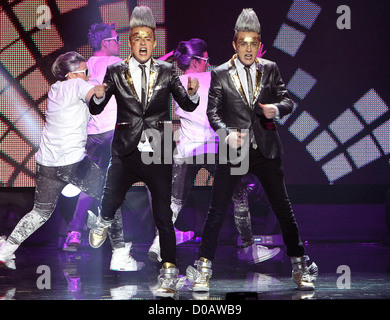 John und Edward Grimes, auch bekannt als Jedward The Cheerios Childline Konzert 2010 in der O2 Arena Dublin - Dublin-Konzert Stockfoto