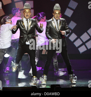 John und Edward Grimes, auch bekannt als Jedward The Cheerios Childline Konzert 2010 in der O2 Arena Dublin - Dublin-Konzert Stockfoto