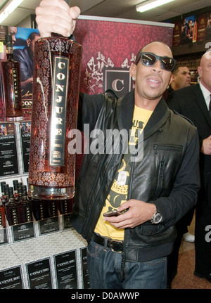 Chris Bridges aka Ludacris Chris "Ludacris" Bridges hostet zaubern Flasche Cognac signing bei Schnaps Bank Los Angeles, Kalifornien, Stockfoto