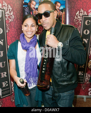 Chris Bridges aka Ludacris Chris "Ludacris" Bridges hostet zaubern Flasche Cognac signing bei Schnaps Bank Los Angeles, Kalifornien, Stockfoto