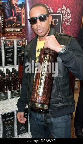 Chris Bridges aka Ludacris Chris "Ludacris" Bridges hostet zaubern Flasche Cognac signing bei Schnaps Bank Los Angeles, Kalifornien, Stockfoto