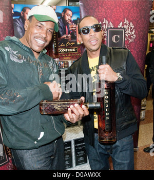 Chris Bridges aka Ludacris Chris "Ludacris" Bridges hostet zaubern Flasche Cognac signing bei Schnaps Bank Los Angeles, Kalifornien, Stockfoto