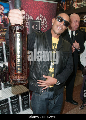 Chris Bridges aka Ludacris Chris "Ludacris" Bridges hostet zaubern Flasche Cognac signing bei Schnaps Bank Los Angeles California, Stockfoto