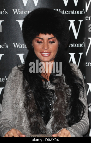 Katie Price Alias Jordan unterschreibt Exemplare ihres Buches "man lebt nur einmal bei Waterstones Romford, England - 25.11.10" Stockfoto