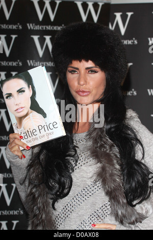 Katie Price Alias Jordan unterschreibt Exemplare ihres Buches "man lebt nur einmal bei Waterstones Romford, England - 25.11.10" Stockfoto
