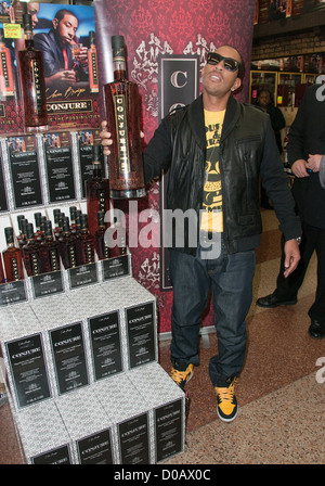 Chris Bridges aka Ludacris Chris "Ludacris" Bridges hostet zaubern Flasche Cognac signing bei Schnaps Bank Los Angeles California, Stockfoto