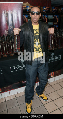 Chris Bridges aka Ludacris Chris "Ludacris" Bridges hostet zaubern Flasche Cognac signing bei Schnaps Bank Los Angeles, Kalifornien, Stockfoto