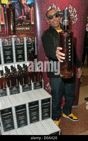 Chris Bridges aka Ludacris Chris "Ludacris" Bridges hostet zaubern Flasche Cognac signing bei Schnaps Bank Los Angeles, Kalifornien, Stockfoto