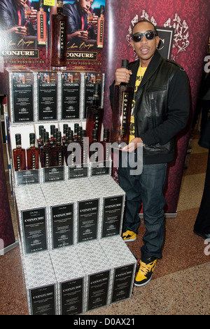 Chris Bridges aka Ludacris Chris "Ludacris" Bridges hostet zaubern Flasche Cognac signing bei Schnaps Bank Los Angeles, Kalifornien, Stockfoto