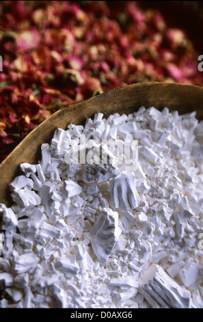 SCHÜSSEL MIT WEIßER TONERDE-BEAUTY-PRODUKT VERWENDET FÜR GESICHTS-MASKEN TRADITIONELLE KÖRPER PFLEGE BASAR VON MARRAKESCH MAROKKO AFRIKA Stockfoto