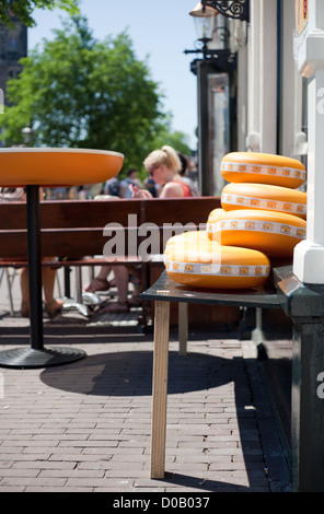 Stapel von holländischen Gouda-Käse im Zentrum von Amsterdam. Stockfoto