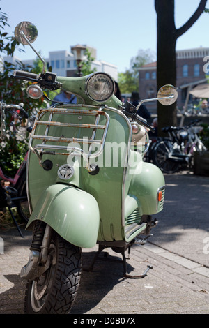 Vespa-Roller geparkt auf dem Bürgersteig in Amsterdam Stockfoto