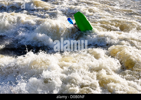 Dollars - hambleden Mill End - Kajakfahren in der Themse winter Hochwasser Gießen über die Wehr - umgedreht und aufrichtenden Kajak Stockfoto