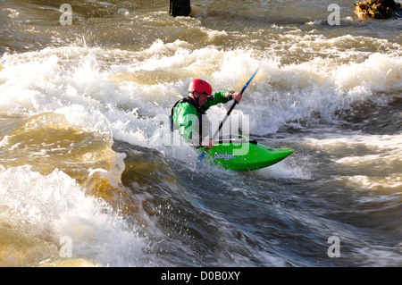 Dollar - Thames beim Hambleden Mühle Ende Wehr - Kajak in der Winter-Hochwasser Wogen über das Wehr - helle Winter Sonnenlicht Stockfoto