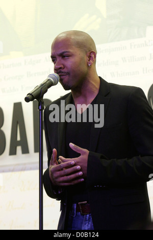 Darius de Haas Leistung und CD Signieren für Scott Alan "Was möchte ich werden wenn ich Grow Up" in Barnes & Noble Buchhandlung statt, Stockfoto