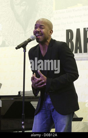 Darius de Haas Leistung und CD Signieren für Scott Alan "Was möchte ich werden wenn ich Grow Up" in Barnes & Noble Buchhandlung statt, Stockfoto