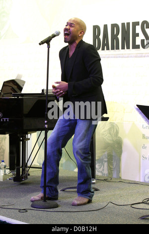 Darius de Haas Leistung und CD Signieren für Scott Alan "Was möchte ich werden wenn ich Grow Up" in Barnes & Noble Buchhandlung statt, Stockfoto