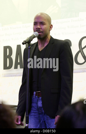 Darius de Haas Leistung und CD Signieren für Scott Alan "Was möchte ich werden wenn ich Grow Up" in Barnes & Noble Buchhandlung statt, Stockfoto