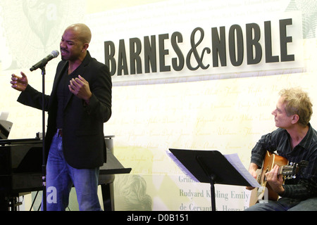 Darius de Haas Leistung und CD Signieren für Scott Alan "Was möchte ich werden wenn ich Grow Up" in Barnes & Noble Buchhandlung statt, Stockfoto