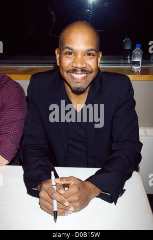 Darius de Haas Leistung und CD Signieren für Scott Alan "Was möchte ich werden wenn ich Grow Up" in Barnes & Noble Buchhandlung statt, Stockfoto