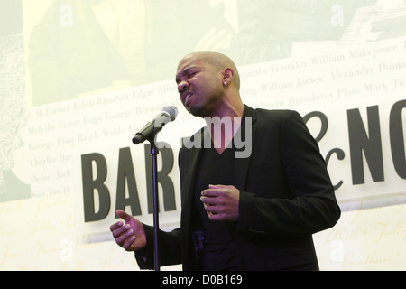 Darius de Haas Leistung und CD Signieren für Scott Alan "Was möchte ich werden wenn ich Grow Up" in Barnes & Noble Buchhandlung statt, Stockfoto