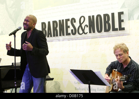 Darius de Haas Leistung und CD Signieren für Scott Alan "Was möchte ich werden wenn ich Grow Up" in Barnes & Noble Buchhandlung statt, Stockfoto