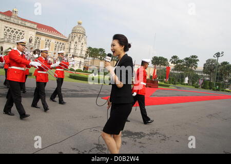 21. November 2012. Bangkok, Thailand. CCTV-Reporter während Bericht am Government House.  Wen Jiabao kam im 20. November 2012 in Bangkok. einen zweitägigen Besuch nach Thailand als Teil einer regionalen Tour begonnen, bevor er sich im nächsten Jahr tritt. Er ist s erwartet, um stärkere Zusammenarbeit in Bereichen wie Bildung diskutieren und Reishandel mit Premierminister Yingluck Shinawatra.He auch mit Mitgliedern der Thai-Chinese Chamber Of Commerce und 84 Jahre alten thailändischen Königs Bhumibol Adulyadej erfüllen soll. Stockfoto