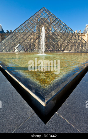 Die Glaspyramide du Louvre Pyramide vor dem Louvre Kunstgalerie und Museumseingang Paris Frankreich EU Europa Stockfoto