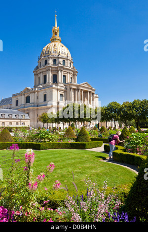 Person Blick auf die Blumen in den Gärten der Eglise du Dome Invalidendom Napoleons Grab Paris Frankreich EU Europa Stockfoto