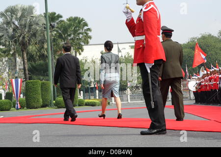 21. November 2012. Bangkok, Thailand. Chinas Premierminister Wen Jiabao und thailändische Premierminister Yingluck Shinawatra Bewertungen der Ehrengarde während der Begrüßungszeremonie im Government House. Wen Jiabao kam im 20. November 2012 in Bangkok. einen zweitägigen Besuch nach Thailand als Teil einer regionalen Tour begonnen, bevor er sich im nächsten Jahr tritt. Er ist s erwartet, um stärkere Zusammenarbeit in Bereichen wie Bildung diskutieren und Reishandel mit Premierminister Yingluck Shinawatra.He auch mit Mitgliedern der Thai-Chinese Chamber Of Commerce und 84 Jahre alten thailändischen Königs Bhumibol Adulyadej erfüllen soll. Stockfoto