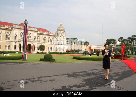 21. November 2012. Bangkok, Thailand. CCTV-Reporter während Bericht am Government House.  Wen Jiabao kam im 20. November 2012 in Bangkok. einen zweitägigen Besuch nach Thailand als Teil einer regionalen Tour begonnen, bevor er sich im nächsten Jahr tritt. Er ist s erwartet, um stärkere Zusammenarbeit in Bereichen wie Bildung diskutieren und Reishandel mit Premierminister Yingluck Shinawatra.He auch mit Mitgliedern der Thai-Chinese Chamber Of Commerce und 84 Jahre alten thailändischen Königs Bhumibol Adulyadej erfüllen soll. Stockfoto