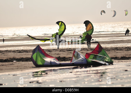 KITESURFEN AM STRAND BAIE DE SOMME SOMME (80) FRANKREICH Stockfoto