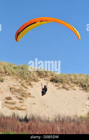 GLEITSCHIRM LANDUNG AUF DEN DÜNEN STRAND QUEND BAIE DE SOMME SOMME (80) FRANKREICH Stockfoto