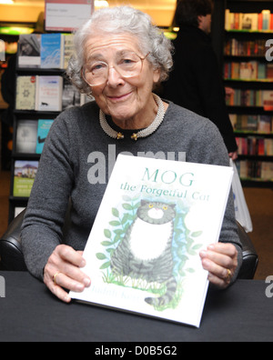 Judith Kerr unterschreibt Exemplare ihres Buches "Mog vergesslich Cat" bei Waterstone es Kensington London, England - 11.12.10 Stockfoto