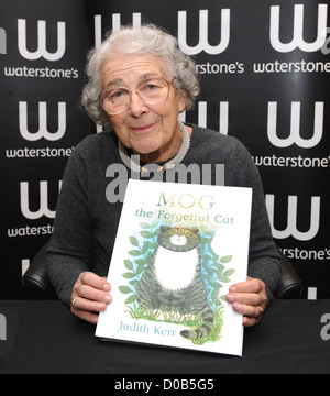 Judith Kerr unterschreibt Exemplare ihres Buches "Mog Thegetful Cat" bei Waterstone es Kensington London, England - 11.12.10 Stockfoto