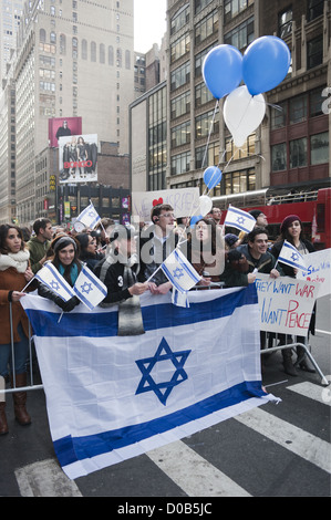 Pro-israelische Demonstranten 42nd Street in Manhattan protestieren palästinensische Raketenangriffe auf Israel, 18. November 2012. Stockfoto