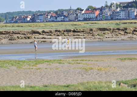 TOURISTEN AM STRAND BEI LOW TIDE SAINT-VALERY-SUR-SOMME BUCHT DER SOMME SOMME (80) FRANKREICH Stockfoto