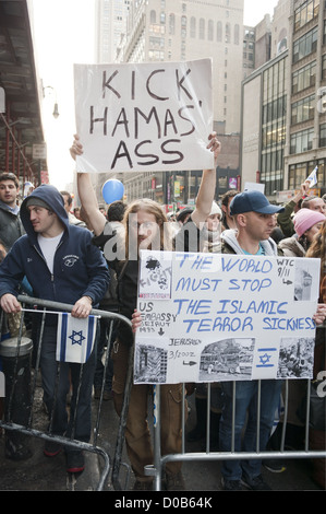 Pro-israelische Demonstranten 42nd Street in Manhattan protestieren palästinensische Raketenangriffe auf Israel, 18. November 2012. Stockfoto