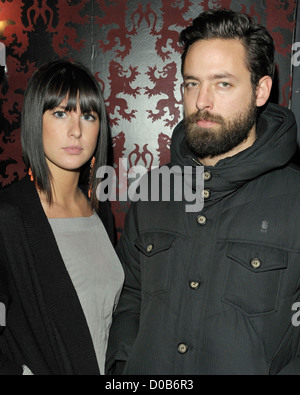 Sarah Barthel und Josh Carter von amerikanischen Elektronik-Rock-band "Phantogram" falsch Bar. Toronto, Kanada - 11.12.10 Stockfoto