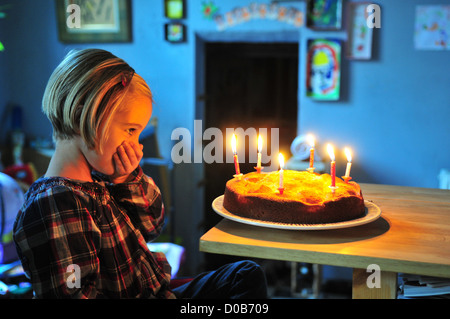 KLEINES MÄDCHEN IMMER BEREIT, DIE KERZEN AUSBLASEN AUF IHREM KUCHEN GEBURTSTAG PARTY SOMME (80) FRANKREICH Stockfoto