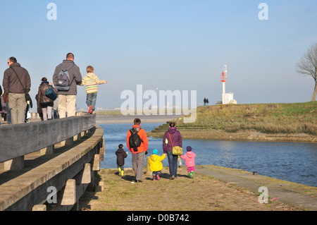 MANN, EIN SPAZIERGANG AM KAI GEGENÜBER DER MOLE UND LEUCHTTURM HAFEN VON SAINT-VALERY-SUR-SOMME FRANCE BAIE DE SOMME (80) Stockfoto