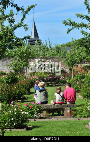 TOURISTEN SITZEN IM ROSENGARTEN DES BEFESTIGTEN SCHLOSSES IN RAMBURES (14. UND 15. JAHRHUNDERT) SOMME (80) IN FRANKREICH Stockfoto