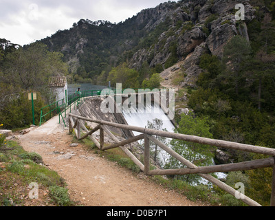 Wandern in Bergen von Sierrra de Cazorla Naturreservat in Andalusien Spanien, See und Damm im Fluss Rio Borosa Stockfoto