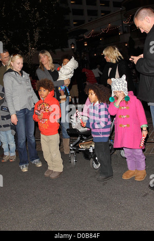 Heidi Klums Kinder Lou Sulola, Leni, Henry und Johan Riley im The Grove mit ihrer Großmutter Erna Klum einkaufen und Stockfoto