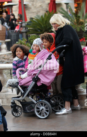 Heidi Klums Kinder Lou Sulola, Leni, Henry und Johan Riley im The Grove mit ihrer Großmutter Erna Klum einkaufen und Stockfoto