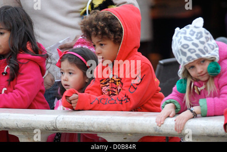 Heidi Klums Kinder Henry (C-R) und Leni (R) im The Grove mit ihrer Großmutter Erna Klum und Sicherheit Los einkaufen Stockfoto